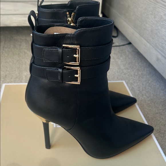Michael Kors Amal bootie - Picture 5 of 10